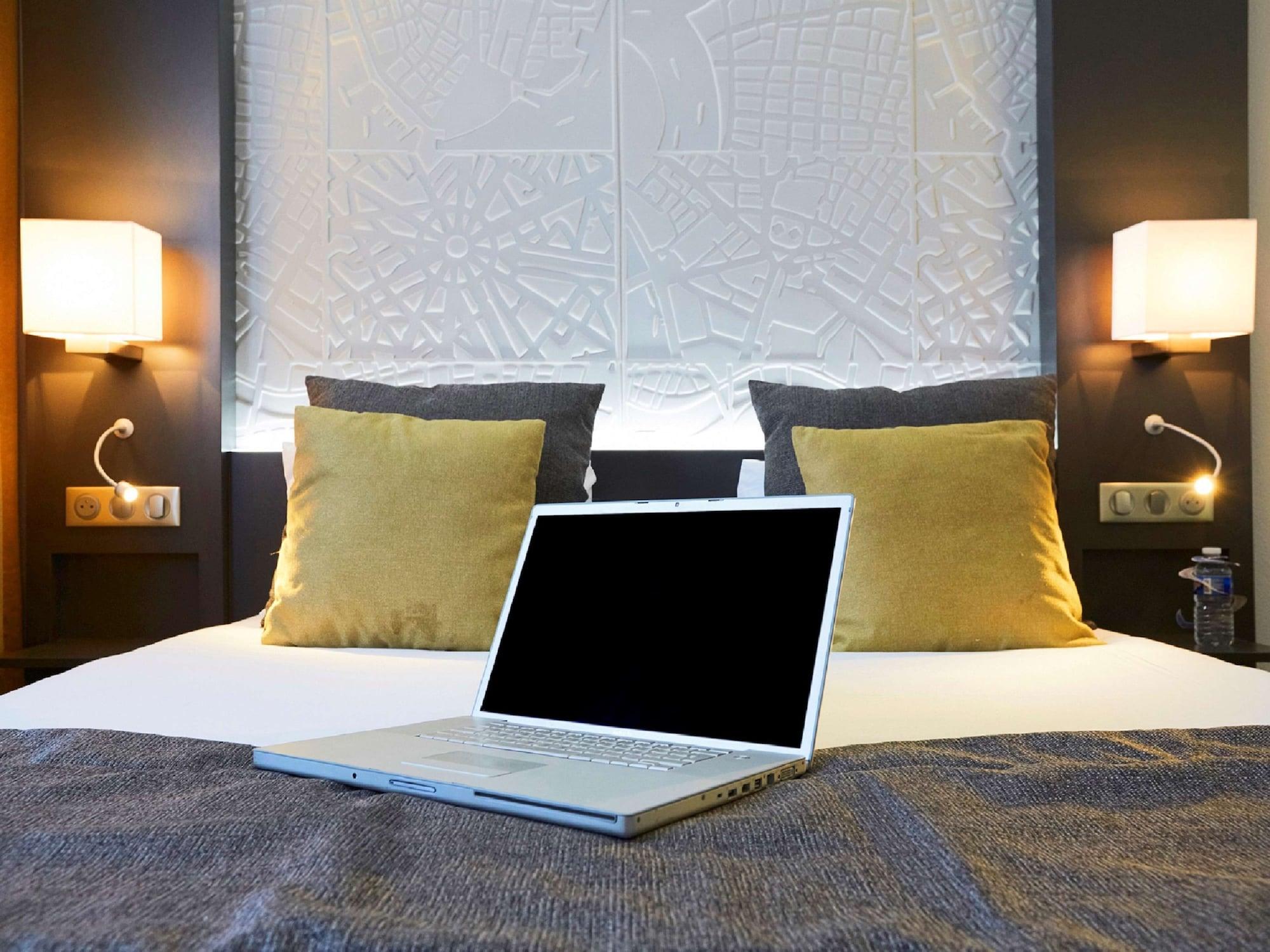 คีเรียด เบซอน ลา เดฟองซ์ Hotel เบอซองส์ ภายนอก รูปภาพ